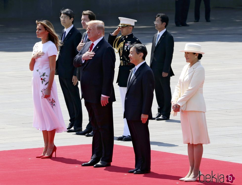 Melania y Donald Trump escuchan el himno estadounidense en su visita de Estado a Japón