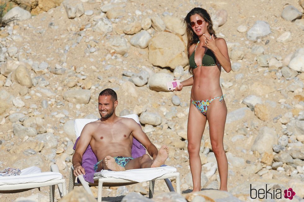Malena Costa y Mario Suárez, de vacaciones en Ibiza