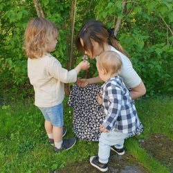 Sofia Hellqvist con sus hijos Alejandro y Gabriel de Suecia en el jardín