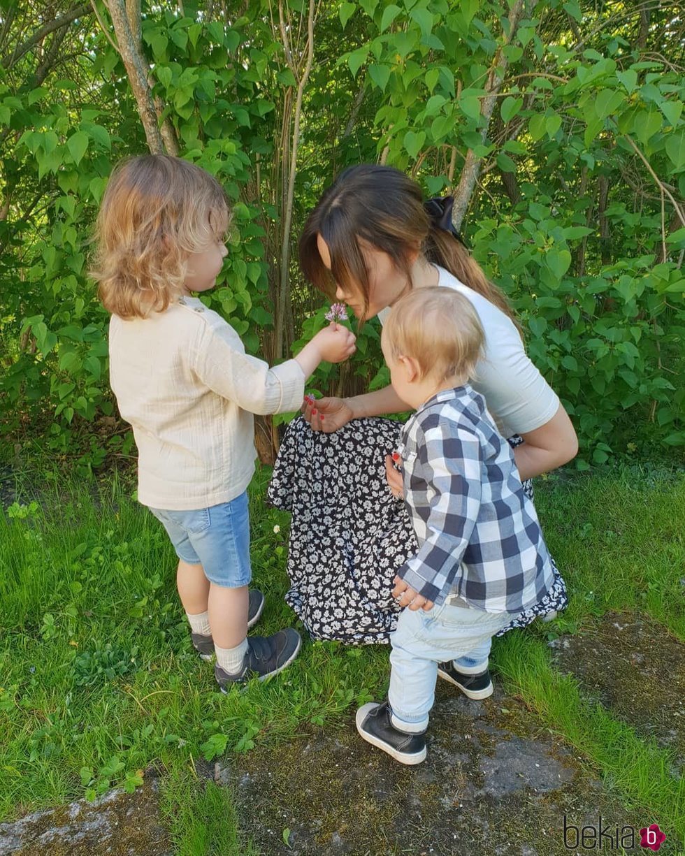 Sofia Hellqvist con sus hijos Alejandro y Gabriel de Suecia en el jardín