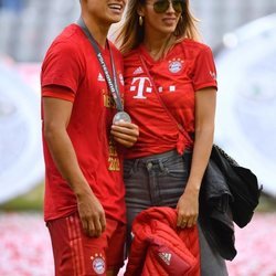 James Rodriguez y Shannon de Lima en la final de la Bundesliga