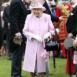 La Reina Isabel en una garden party en el Palacio Buckingham Palace