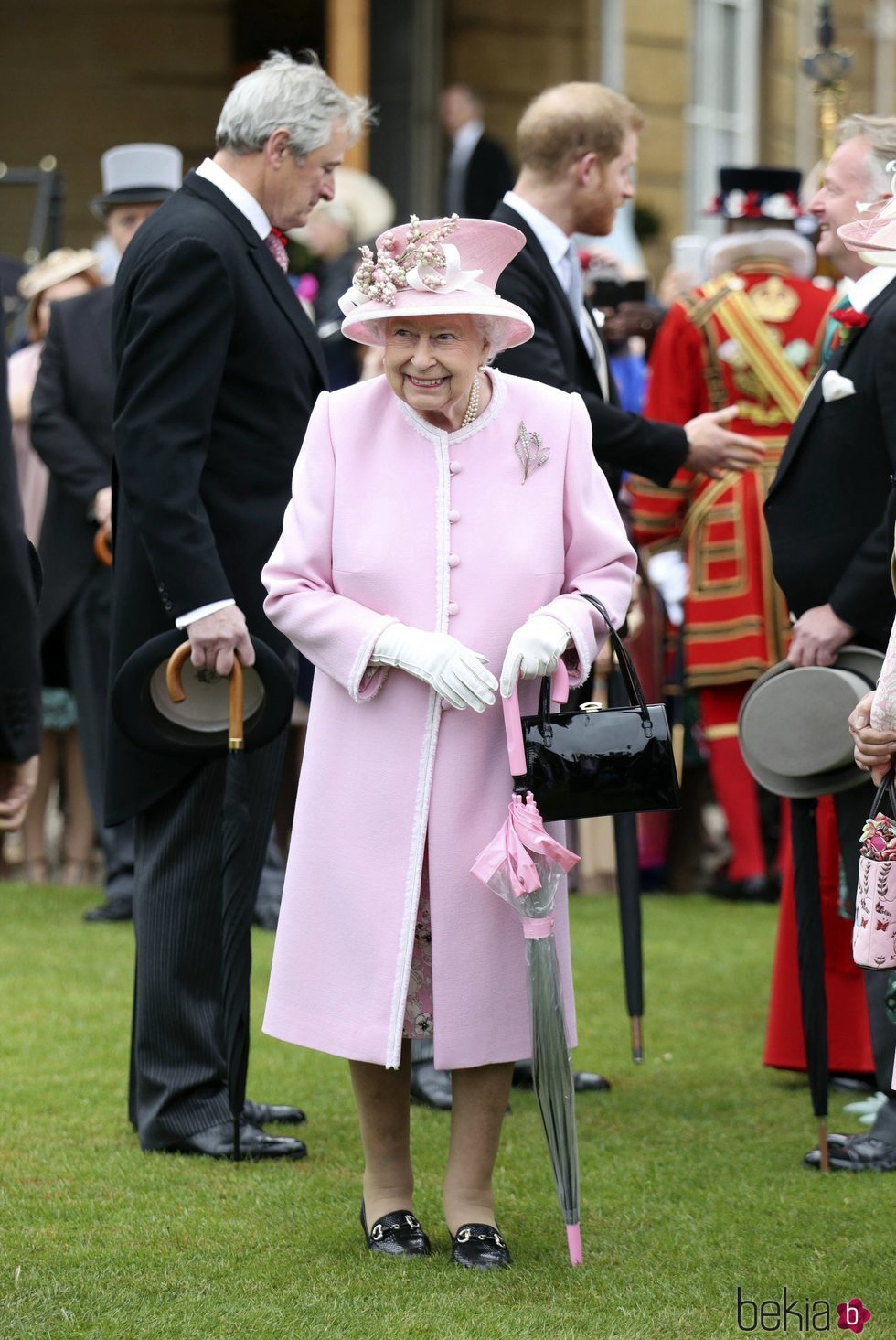 La Reina Isabel en una garden party en el Palacio Buckingham Palace