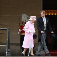 La Reina Isabel y el Príncipe Harry en una garden party en Buckingham Palace