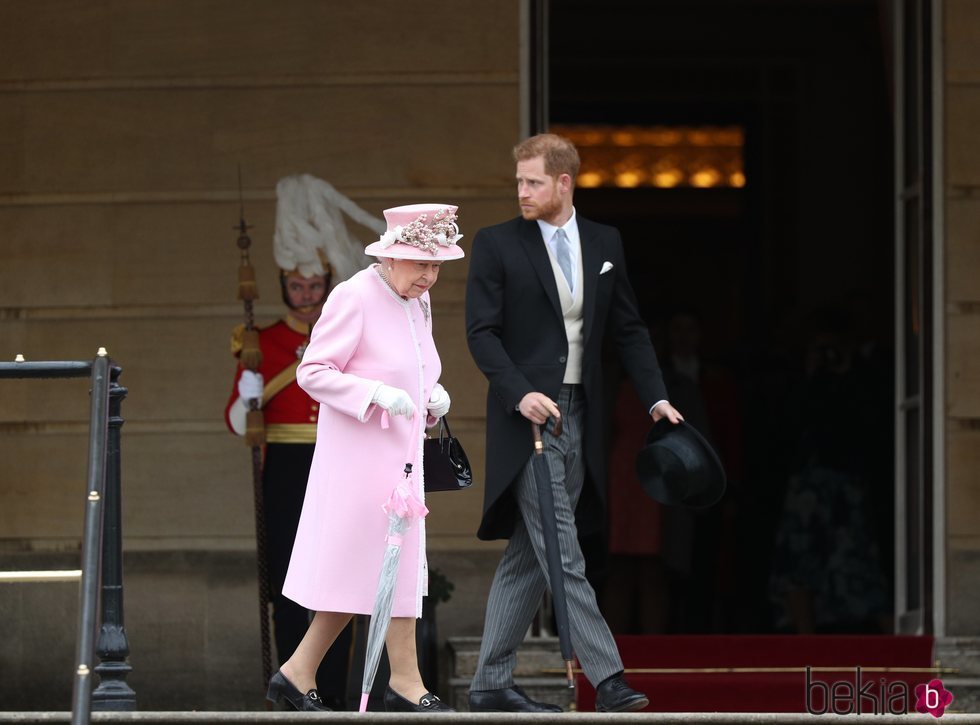La Reina Isabel y el Príncipe Harry en una garden party en Buckingham Palace