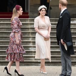 El Príncipe Harry, Beatriz de York y Eugenia de York en una garden party en Buckingham Palace