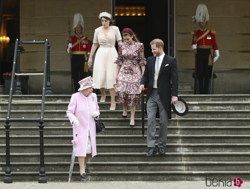 La Reina Isabel, el Príncipe Harry, Beatriz de York y Eugenia de York en una garden party en el Palacio Buckingham Palace