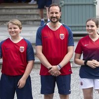 Los Príncipes de Noruega juegan un partido amistoso de fútbol