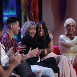Marta Roca y Anabel Pantoja se abrazan mientras Loli Álvarez aplaude en la gala 6 de 'Supervivientes 2019'
