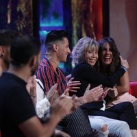 Marta Roca y Anabel Pantoja se abrazan mientras Loli Álvarez aplaude en la gala 6 de 'Supervivientes 2019'