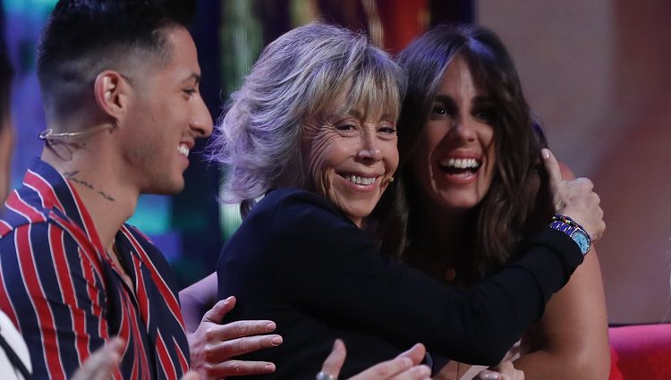 Marta Roca y Anabel Pantoja se abrazan mientras Loli Álvarez aplaude en la gala 6 de 'Supervivientes 2019'