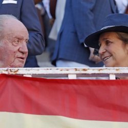 El Rey Juan Carlos y la Infanta Elena viendo a Roca Rey en Las Ventas