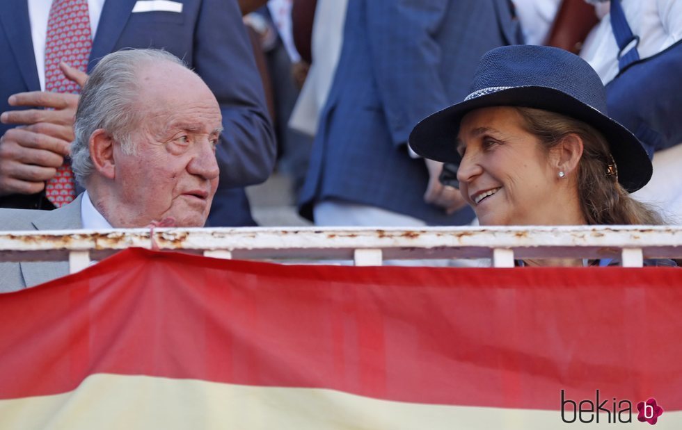 El Rey Juan Carlos y la Infanta Elena viendo a Roca Rey en Las Ventas