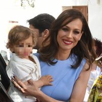 Eva González con el pequeño Cayetano Rivera en brazos el día de su bautizo