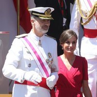 El Rey Felipe y la Reina Letizia en el desfile del Día de las Fuerzas Armadas en Sevilla