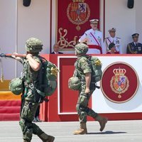 El Rey Felipe y la Reina Letizia presidiendo el desfile del Día de las Fuerzas Armadas