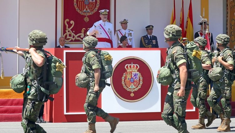 El Rey Felipe y la Reina Letizia presidiendo el desfile del Día de las Fuerzas Armadas