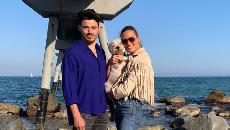 Ángel Capel posa con Mireia Belmonte en la playa y con su perro