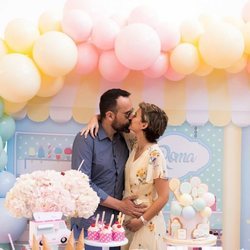 Laura Escanes y Risto Mejide celebrando la baby shower de su hija Roma