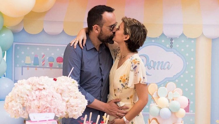 Laura Escanes y Risto Mejide celebrando la baby shower de su hija Roma