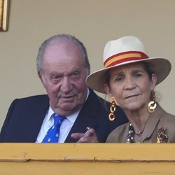 El Rey Juan Carlos con la Infanta Elena en la corrida de toros en Aranjuez en homenaje a la Condesa de Barcelona