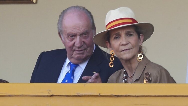 El Rey Juan Carlos con la Infanta Elena en la corrida de toros en Aranjuez en homenaje a la Condesa de Barcelona