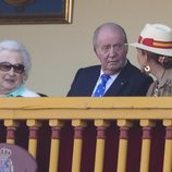 La Infanta Pilar, el Rey Juan Carlos y la Infanta Elena en la corrida de toros en Aranjuez en homenaje a la Condesa de Barcelona