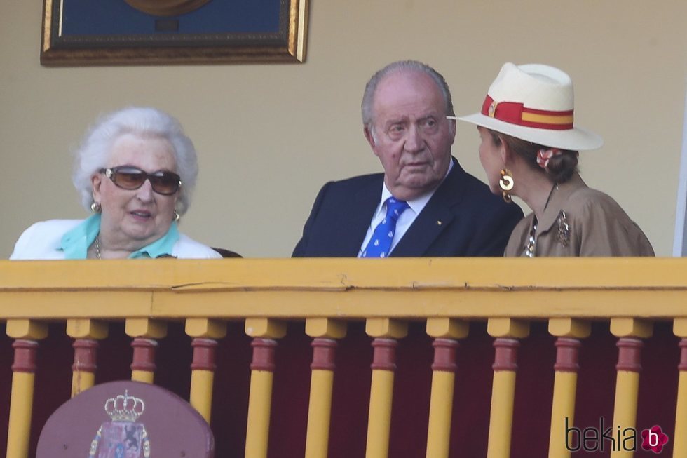 La Infanta Pilar, el Rey Juan Carlos y la Infanta Elena en la corrida de toros en Aranjuez en homenaje a la Condesa de Barcelona