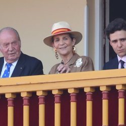 El Rey Juan Carlos, la Infanta Elena y Froilán en la corrida de toros en Aranjuez en homenaje a la Condesa de Barcelona
