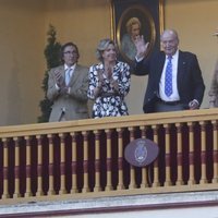 El Rey Juan Carlos, aplaudido por la Infanta Elena, Froilán, Simoneta y Fernando Gómez-Acebo en Aranjuez