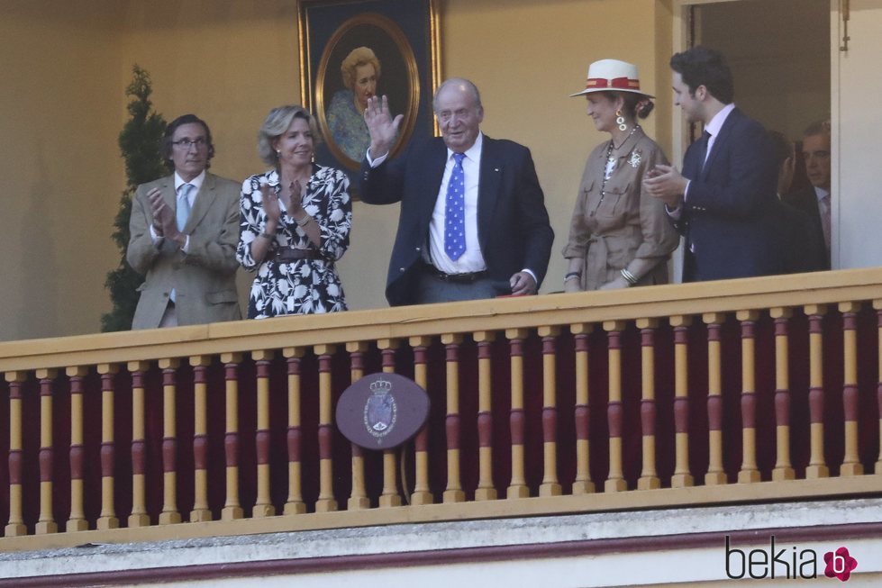El Rey Juan Carlos, aplaudido por la Infanta Elena, Froilán, Simoneta y Fernando Gómez-Acebo en Aranjuez