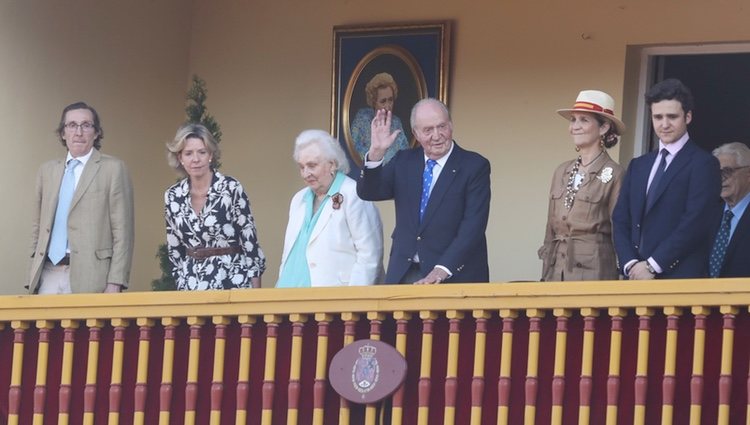El Rey Juan Carlos, la Infanta Elena, Froilán, la Infanta Pilar, Simoneta y Fernando Gómez-Acebo en la corrida de toros en Aranjuez en homenaje a la Condes