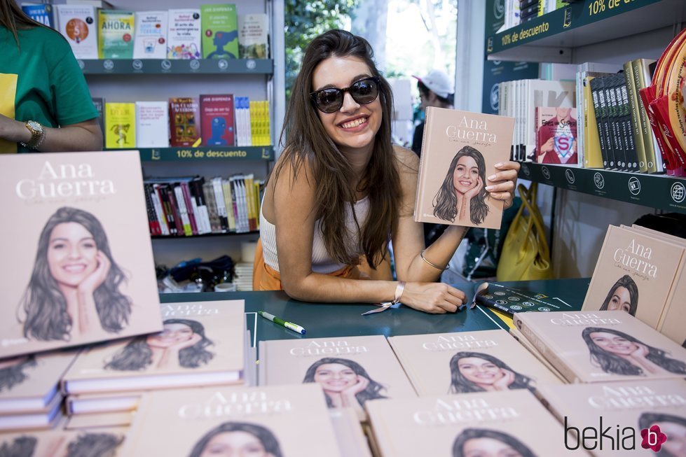 Ana Guerra firmando en la Feria del Libro de Madrid 2019