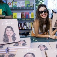 Ana Guerra firmando en la Feria del Libro de Madrid 2019