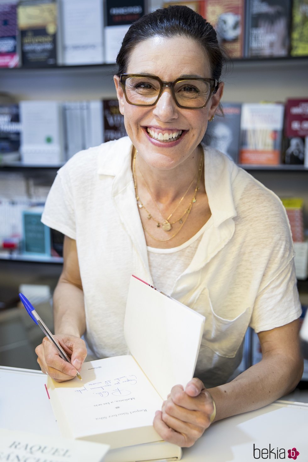 Raquel Sánchez Silva firmando en la Feria del Libro de Madrid 2019