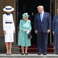 Donald Trump y Melania Trump con la Reina Isabel, el Príncipe Carlos y Camilla Parker al comienzo de su Viaje de Estado a Reino Unido