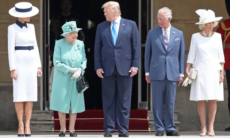 Donald Trump y Melania Trump con la Reina Isabel, el Príncipe Carlos y Camilla Parker al comienzo de su Viaje de Estado a Reino Unido