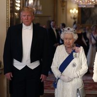 La Reina Isabel II junto con Donald Trump y Melania Trump en la cena en honor a su Viaje de Estado a Reino Unido