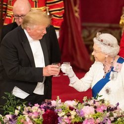 La Reina Isabel II brinda con Donald Trump durante su Viaje de Estado a Reino Unido