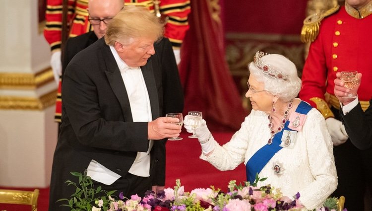 La Reina Isabel II brinda con Donald Trump durante su Viaje de Estado a Reino Unido