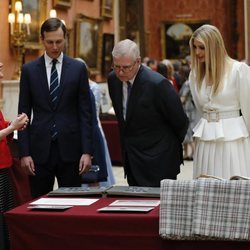 El Duque de York muestra la Royal Collection a Ivanka Trump y Jared Kushner mientras el Príncipe Harry se queda atrás hablando