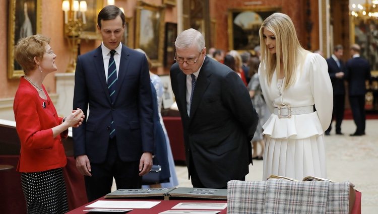 El Duque de York muestra la Royal Collection a Ivanka Trump y Jared Kushner mientras el Príncipe Harry se queda atrás hablando