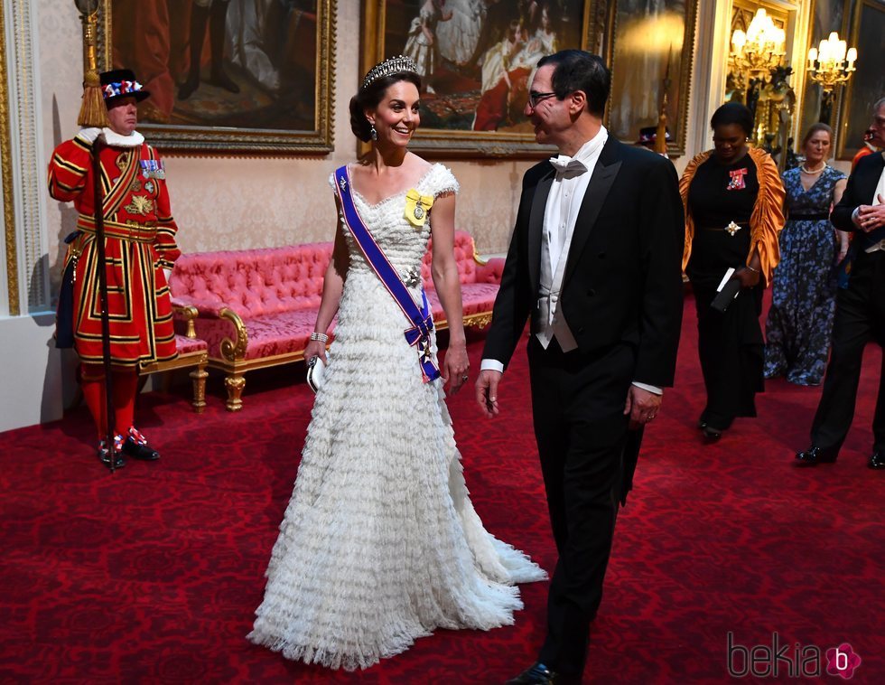 La Duquesa de Cambridge con las insignias de la Real Orden Victoriana en el Viaje de Estado de Donald Trump