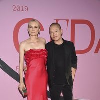 Diane Kruger y Jason Wu en la alfombra roja de los CFDA FASHION AWARDS 2019