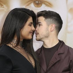 Nick Jonas y Priyanka Chopra, muy cariñosos en la premiere de 'Chasing Happiness'