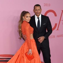 Jennifer Lopez y Alex Rodríguez en la alfombra roja de los CFDA FASHION AWARDS 2019