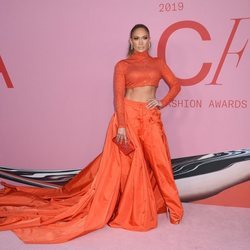 Jennifer Lopez en la alfombra roja de los CFDA FASHION AWARDS 2019
