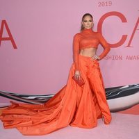 Jennifer Lopez en la alfombra roja de los CFDA FASHION AWARDS 2019
