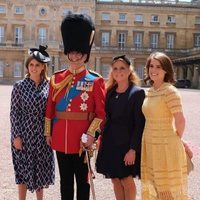 El Príncipe Andrés junto a las Princesas Beatriz y Eugenia de York y Sarah Ferguson en Buckingham Palace