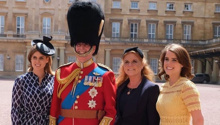El Príncipe Andrés junto a las Princesas Beatriz y Eugenia de York y Sarah Ferguson en Buckingham Palace